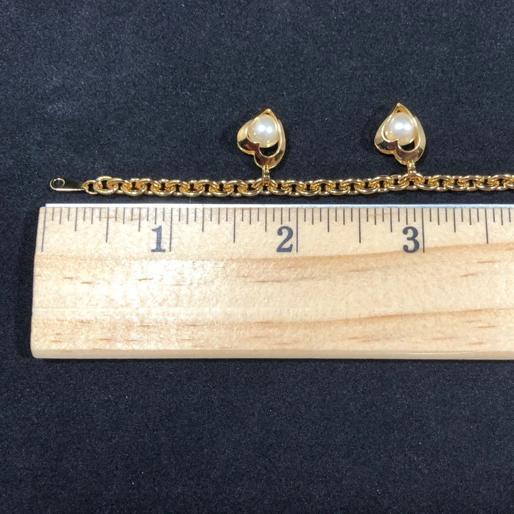 BRACELET - GOLD-TONE CHAIN WITH 5 HEARTS EACH HOLDING A FAUX PEARL - Picture 9 of 10